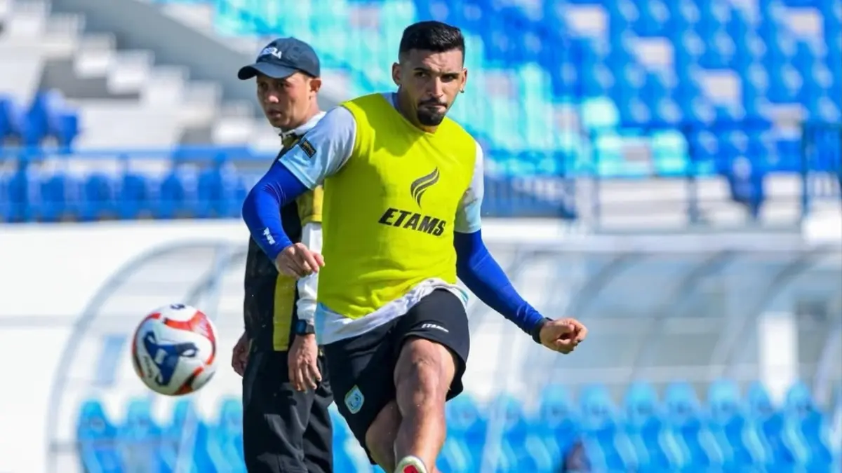 Stoper berpaspor Brasil, Daniel Goncalves tampil konsisten di lini pertahanan Persela. (DOK. PERSELA FC/RADAR LAMONGAN)