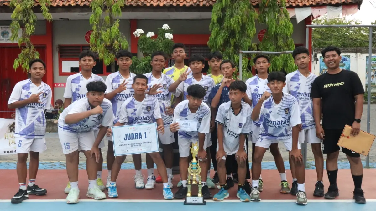 Tim Putra MATAS Lamongan foto bersama dengan pelatih. (ASIP ALAFI/RADAR LAMONGAN)