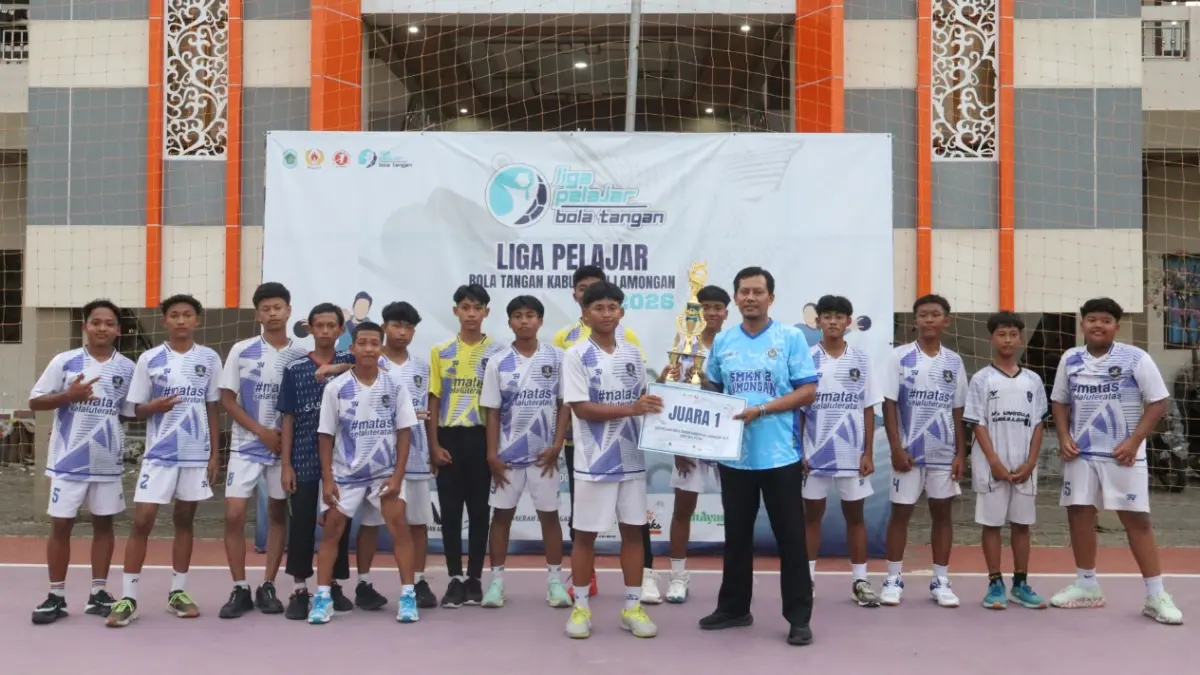 Tim Putra MATAS Lamongan menerima piala juara 1 Liga Pelajar Bola Tangan Kabupaten Lamongan 2026 tingkat SMP/MTs Putra. (ASIP ALAFI/RADAR LAMONGAN)
