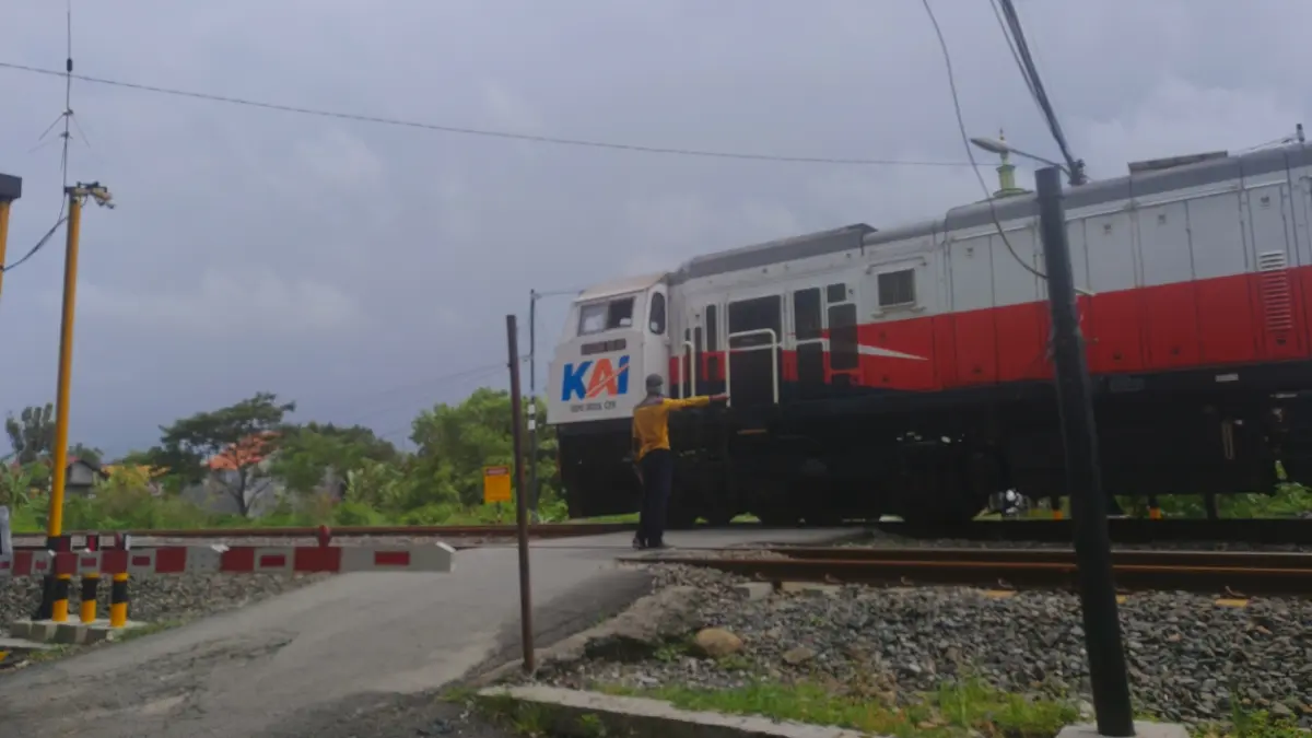 Kereta api melintas di perlintasan double track Desa Plosowahyu, Kecamatan Lamongan. (ISTIMEWA/RADAR LAMONGAN)