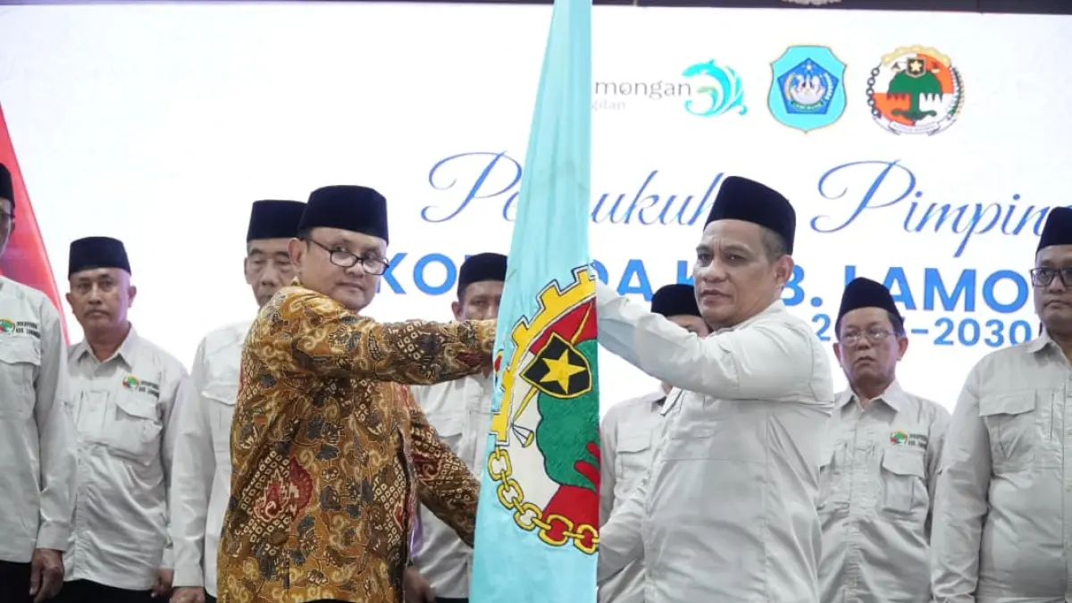 Penyerahan pataka Koperasi Indonesia yang diserahkan oleh Ketua Dekopinwil Jawa Timur Slamet Sutanto, S.E., M.M kepada Ketua Dekopinda Lamongan H. R. Imam Muhlisin, M.Pd.I. (ISTIMEWA/RADAR LAMONGAN)
