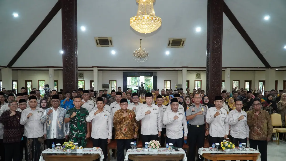 Pimpinan Dekopinda Kabupaten Lamongan foto bersama Bupati Lamongan dan jajaran Forkopimda. (ISTIMEWA/RADAR LAMONGAN)