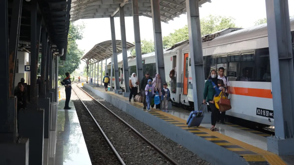 Dua KA yang melintas di Stasiun Lamongan terdampak laka kereta di Bekasi. (GAMAL AYATULLAH/RADAR LAMONGAN)