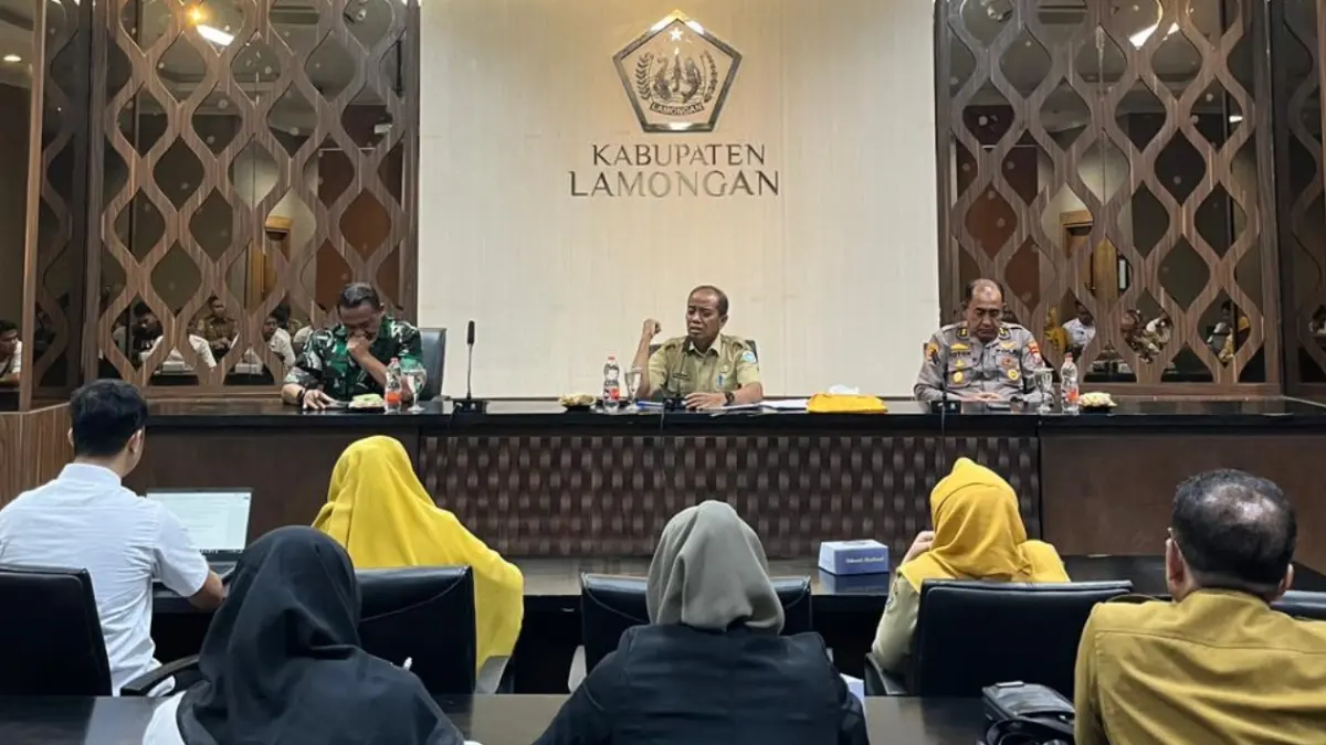 Ketua Satgas MBG Lamongan Moh. Nalikan bersama OPD terkait, Polri, dan TNI menggelar koordinasi dengan koordinator SPPG. (ISTIMEWA/RADAR LAMONGAN)