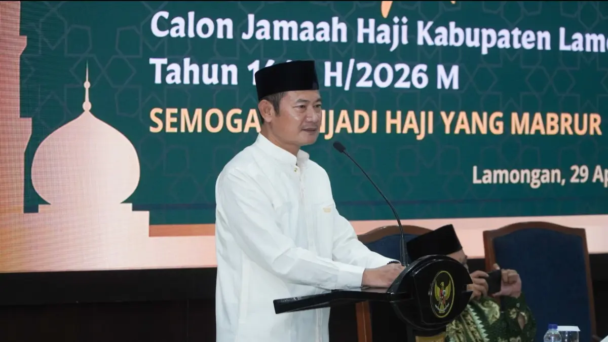 Bupati Yes saat memberikan sambutan sebelum memberangkatkan jemaah haji Lamongan. (DOK. HUMAS KOMINFO LAMONGAN/RADAR LAMONGAN)