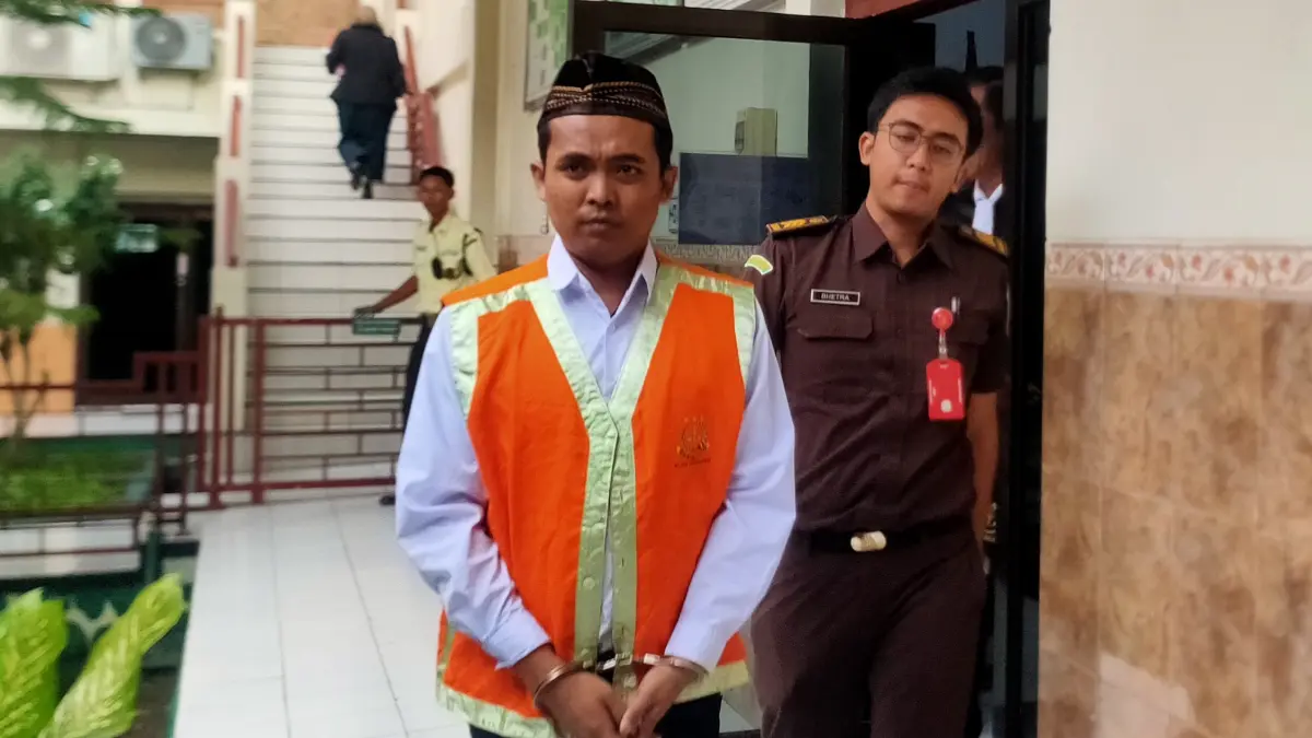 Aldi Mochamad Romadhon, terdakwa peredaran pil dobel L saat menjalani sidang di PN Lamongan. (ISTIMEWA/RADAR LAMONGAN)
