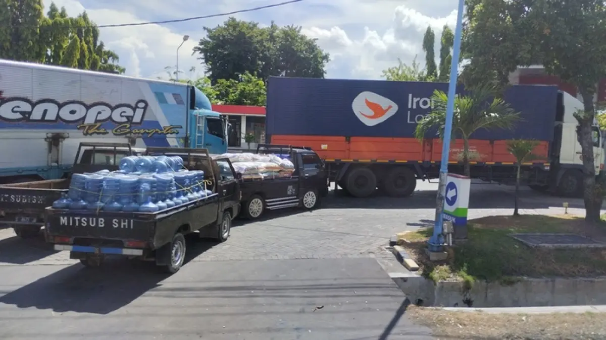 ANTRE: Kendaraan yang hendak mengisi solar di SPBU pinggir jalan nasional.&nbsp;(Rika Ratmawati/Radar Lamongan) 