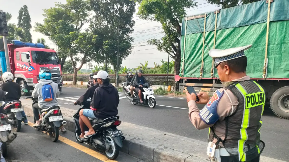 CUKUP DIREKAM: Pengendara motor yang tak berhelm di jalan raya terekam petugas Satlantas Polres Lamongan.&nbsp;(Istimewa/Radar Lamongan) 