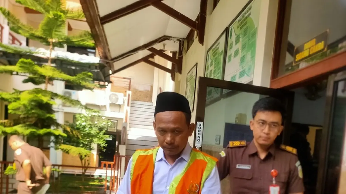 DITUNTUT DELAPAN TAHUN: Sutomo di Pengadilan Negeri Lamongan. Dia dituntut delapan tahun penjara dalam perkara peredaran sabu — sabu.&nbsp;(Istimewa/Radar Lamongan) 