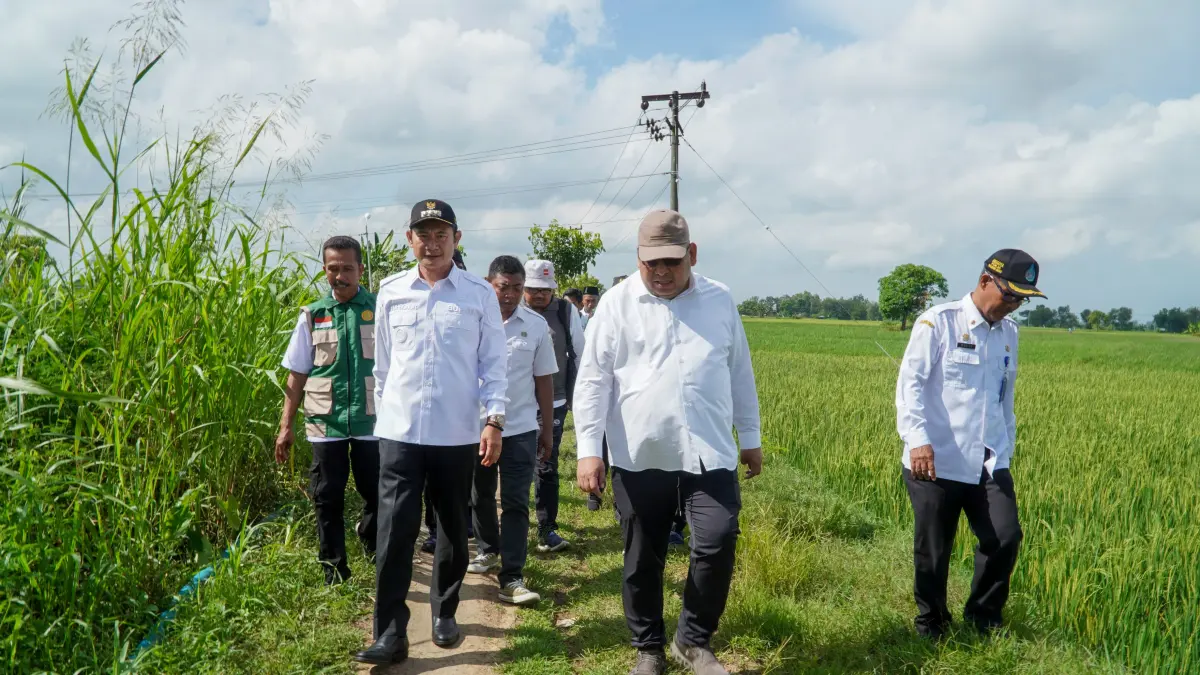 PASTIKAN PENGAIRAN AMAN: Bupati Lamongan, Yuhronur Efendi, mendampingi Dirjen Prasarana dan Sarana Pertanian Kementrian Pertanian, Andi Nur Alamsyah, meninjau pompanisasi di Kecamatan Tikung. (Humas Kominfo/Radar Lamongan) 