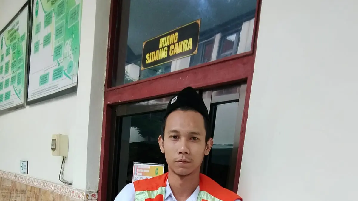 TERANCAM LIMA TAHUN: Hendra Mesa menjalani persidangan di Pengadilan Negeri Lamongan karena kasus pencurian motor dan ponsel.&nbsp;(Istimewa/Radar Lamongan) 