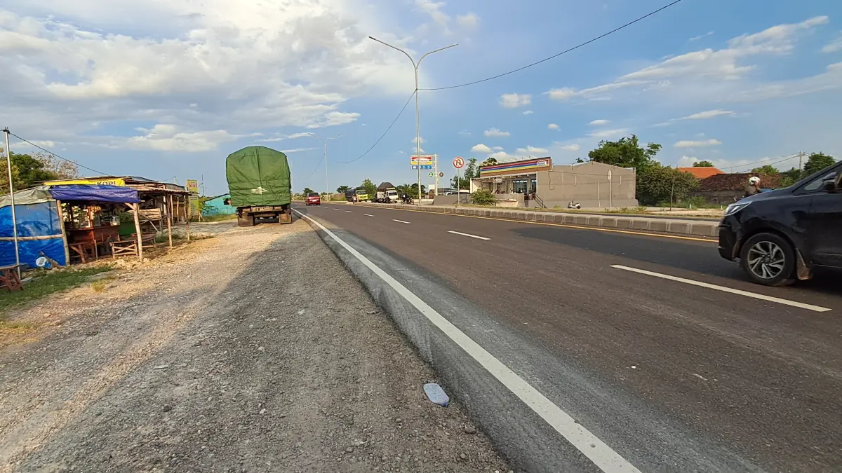 BANYAK BANGUNAN UNTUK BERDAGANG: Sejumlah warung baru didirikan di sepanjang pinggir jalan lingkar utara Lamongan.&nbsp;(Gamal A/Radar Lamongan) 