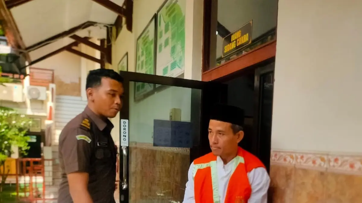 DITUNTUT LIMA TAHUN: M Ariyanto menjalani persidangan kasus peredaran sabu — sabu di Pengadilan Negeri Lamongan.&nbsp;&nbsp;(Istimewa/Radar Lamongan) 
