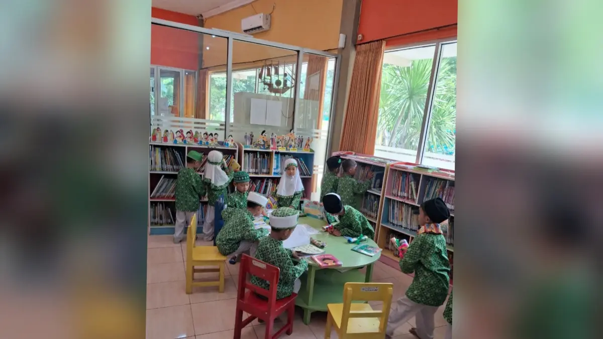 KUNJUNGAN MENINGKAT: Pengunjung anak sekolah di salah satu layanan Arpusda Lamongan.&nbsp;(Rika Ratmawati/Radar Lamongan) 