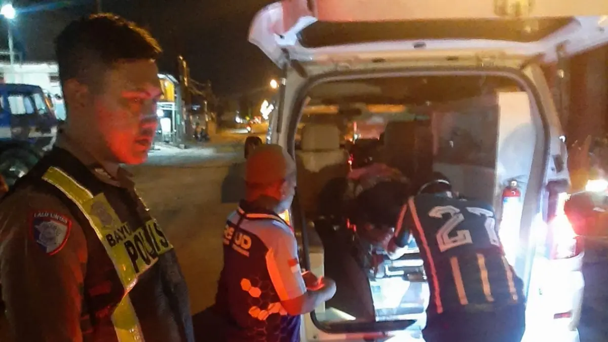 Petugas kepolisian mengevakuasi jenazah pasutri yang terlibat laka di jalan nasional. (ISTIMEWA/RADAR LAMONGAN)