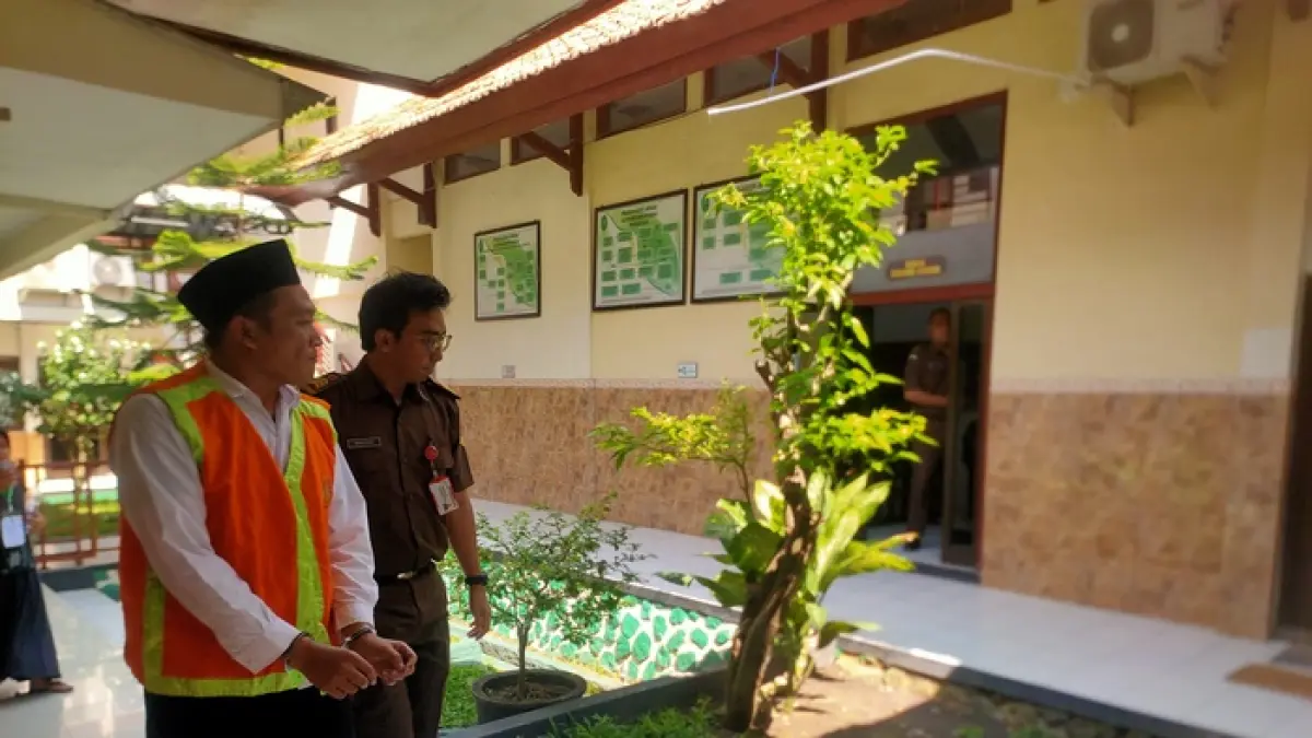 DITUNTUT 1,5 TAHUN: Iden Zudistian di Pengadilan Negeri Lamongan. Dia menjalani sidang kasus judol. (Istimewa/Radar Lamongan) 