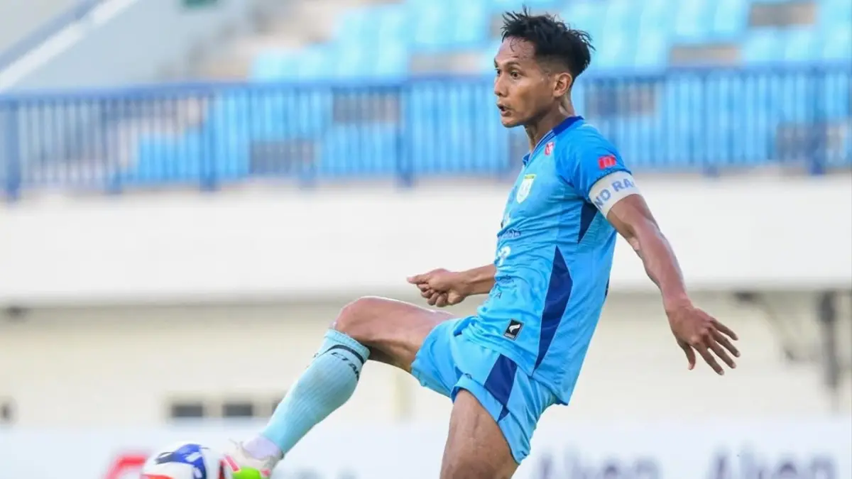 Kapten Persela Hendro Siswanto diharapkan mampu memompa semangat rekan-rekannya, untuk bisa mencuri poin penuh di kandang Kendal Tornado FC. (ISTIMEWA/RADAR LAMONGAN)