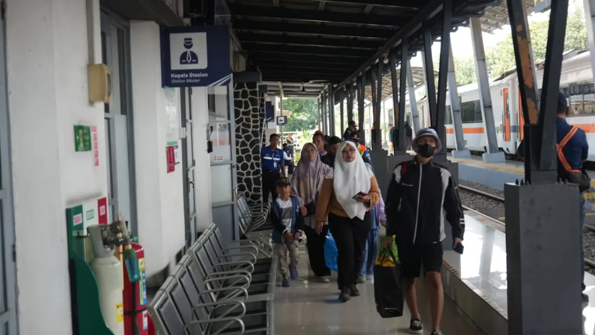 MOMEN LIBUR PANJANG: Penumpang di Stasiun KA Lamongan. Mulai 30 April hingga 4 Mei nanti, PT KAI memprediksi ada 2 ribuan penumpang yang naik dan turun di Stasiun Lamongan. (Gamal A/Radar Lamongan) 