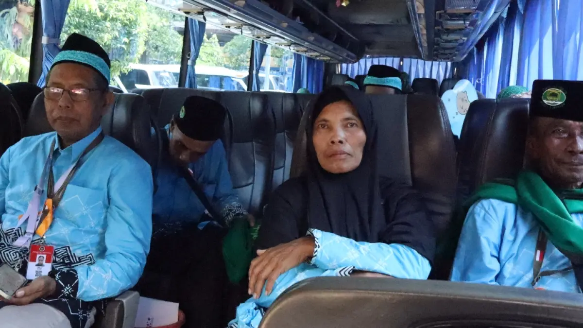 Jemaah haji asal Lamongan kloter 30 hingga 37 telah tiba di Madinah saat melaksanakan Salat Arbain. (ASIP ALAFI/RADAR LAMONGAN)