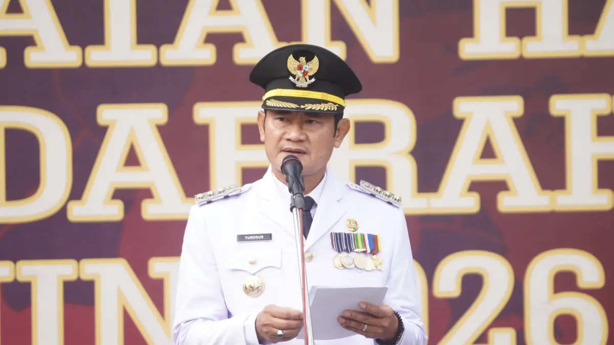 PERINGATI OTODA: Bupati Yuhronur Efendi saat upacara peringatan Hari Otonomi Daerah Ke—XXX 2026 di Lamongan. (Humas Kominfo/Radar Lamongan) 