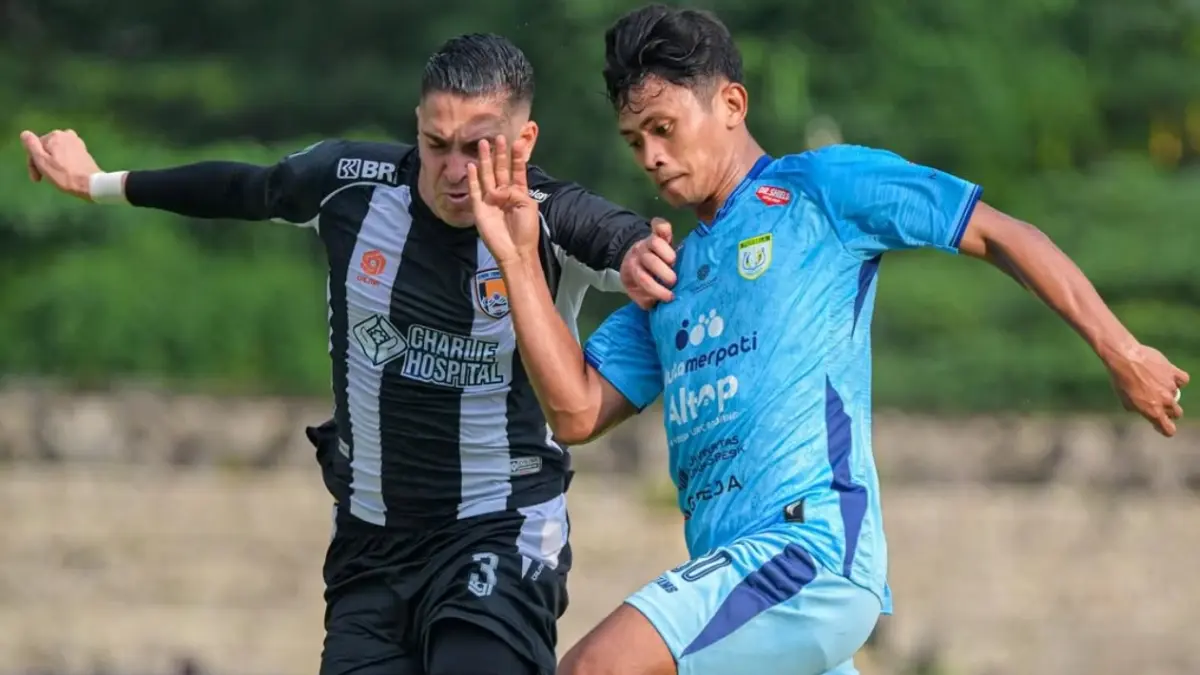 Striker Persela, Risqki Putro Utomo berduel dengan pemain Kendal Tornado FC. (DOK. PERSELA FC/RADAR LAMONGAN)