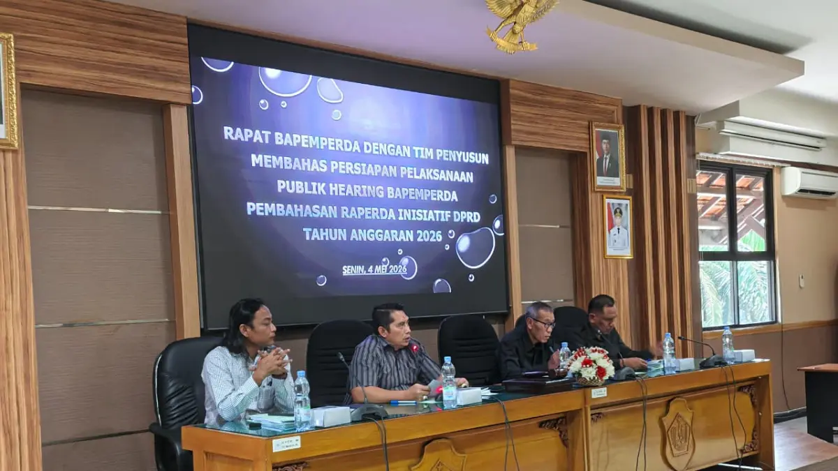 Bapemperda Lamongan saat menggelar rapat bersama tim penyusun naskah akademik, guna membahas persiapan pelaksanaan public hearing empat Raperda. (ASIP ALAFI/RADAR LAMONGAN)