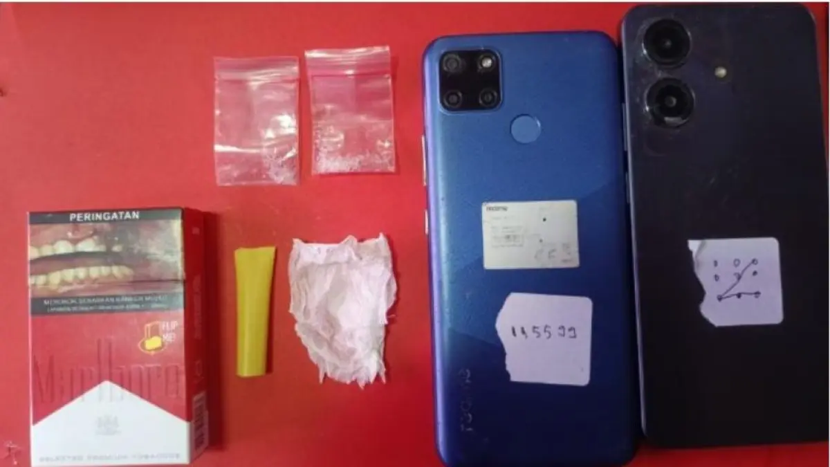 BARANG BUKTI: Sabu — sabu dan handphone yang diamankan dari tersangka Suudi.&nbsp;(Gamal A/Radar Lamongan) 