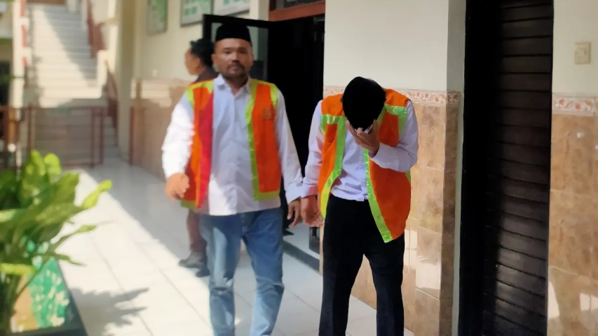 Dua curanmor asal Kecamatan Karangbinangun menjalani sidang di PN Lamongan. (ISTIMEWA/RADAR LAMONGAN)