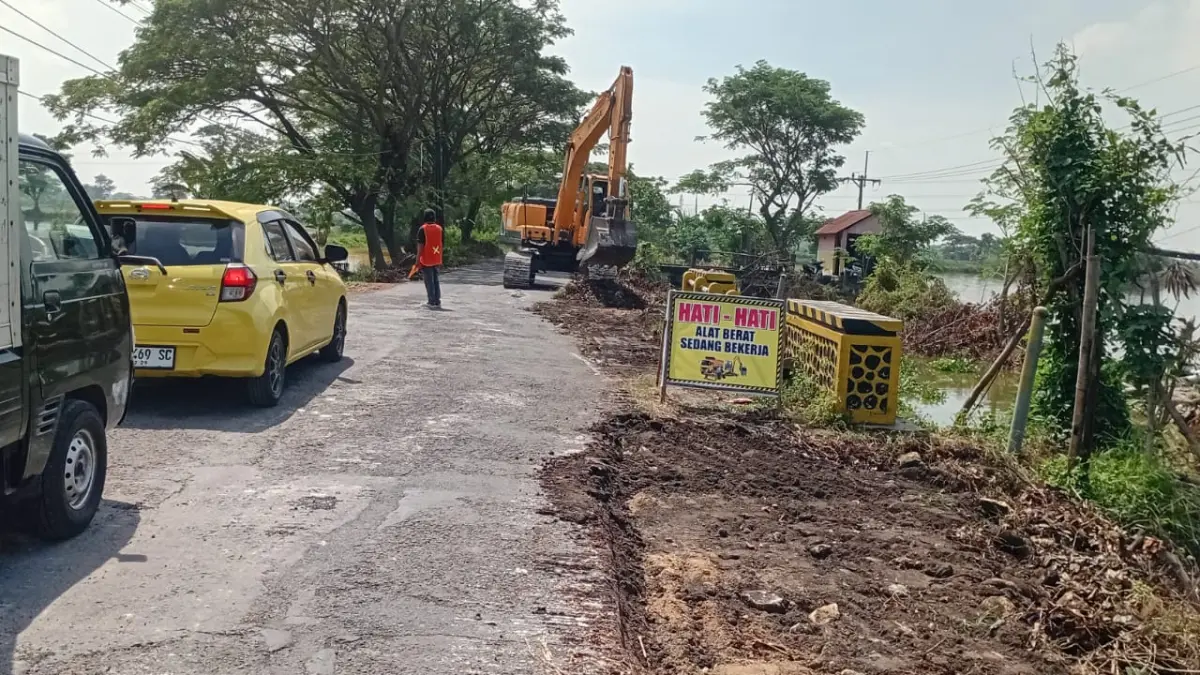 Konstruksi tanah yang labil, membuat petugas melakukan penguatan konstruksi dengan pemasangan sheet pile, sebelum dilakukan pengecoran. (ISTIMEWA/RADAR LAMONGAN)

