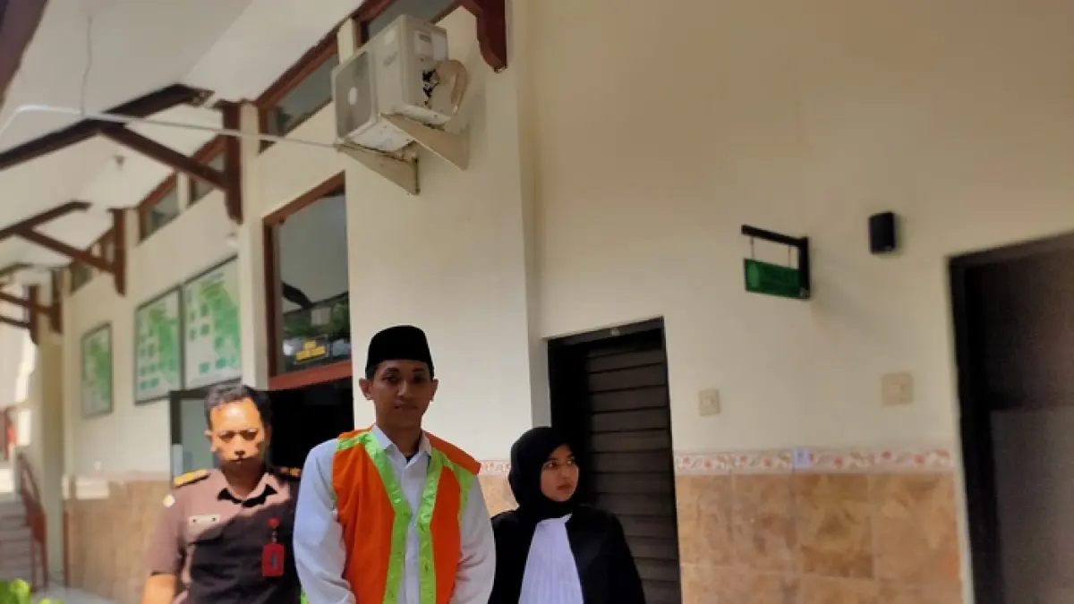 TERANCAM 20 TAHUN PENJARA: Moh Syaironi Arbi di Pengadilan Negeri Lamongan. Dia menjalani sidang kasus peredaran SS.&nbsp;(Istimewa/Radar Lamongan) 