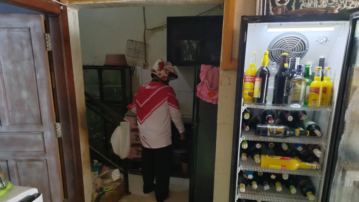 DISITA: Botol — botol minuman mengandung alkohol di atas ketentuan di lemari es yang disita anggota Polsek Brondong. (Istimewa/Radar Lamongan) 
