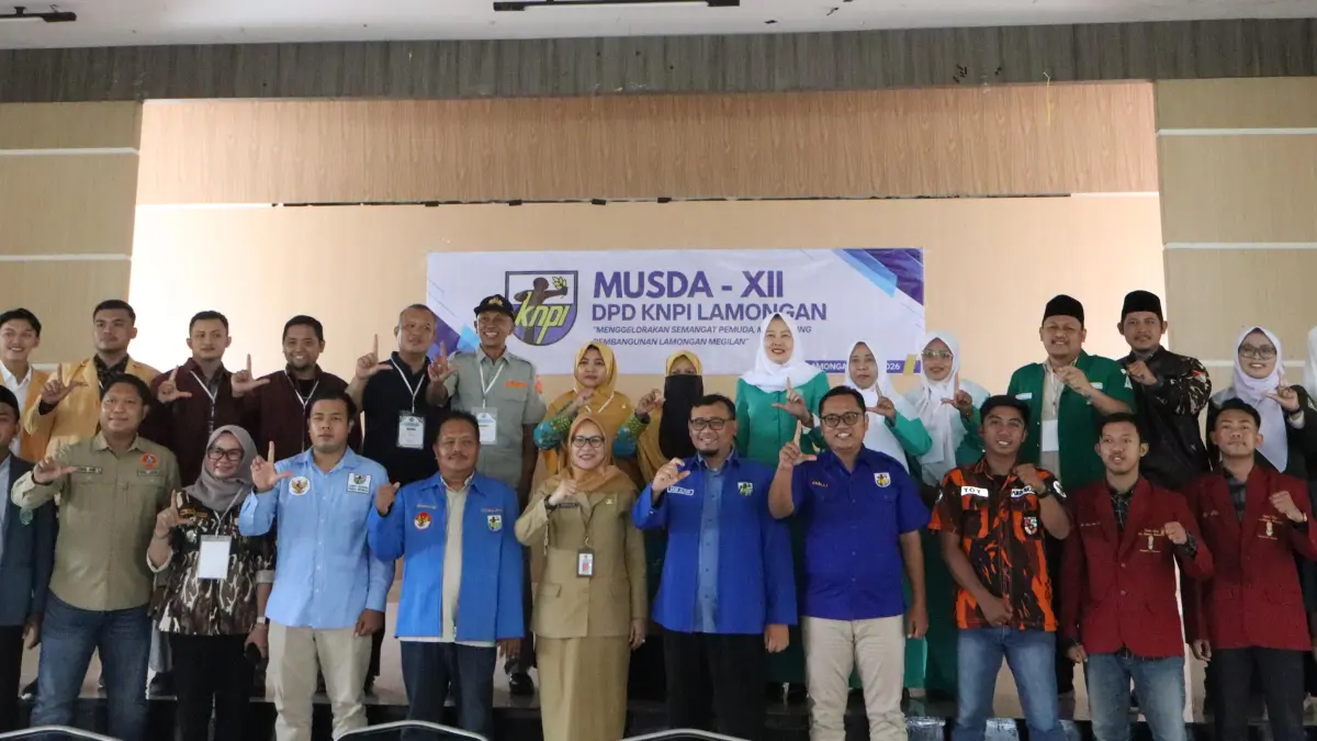 KEBERSAMAAN: Seluruh peserta Musda DPD KNPI Kabupaten Lamongan saat foto bersama. (Asip Alafi/Radar Lamongan) 
