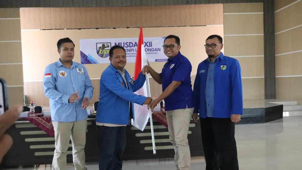 SUKSES: Wakil Ketua DPD KNPI Jawa Timur M. Basori, M.Si bersama Imam Fadlli, S.IP., M.Si., Ketua DPD KNPI Kabupaten Lamongan terpilih. (Asip Alafi/Radar Lamongan) 