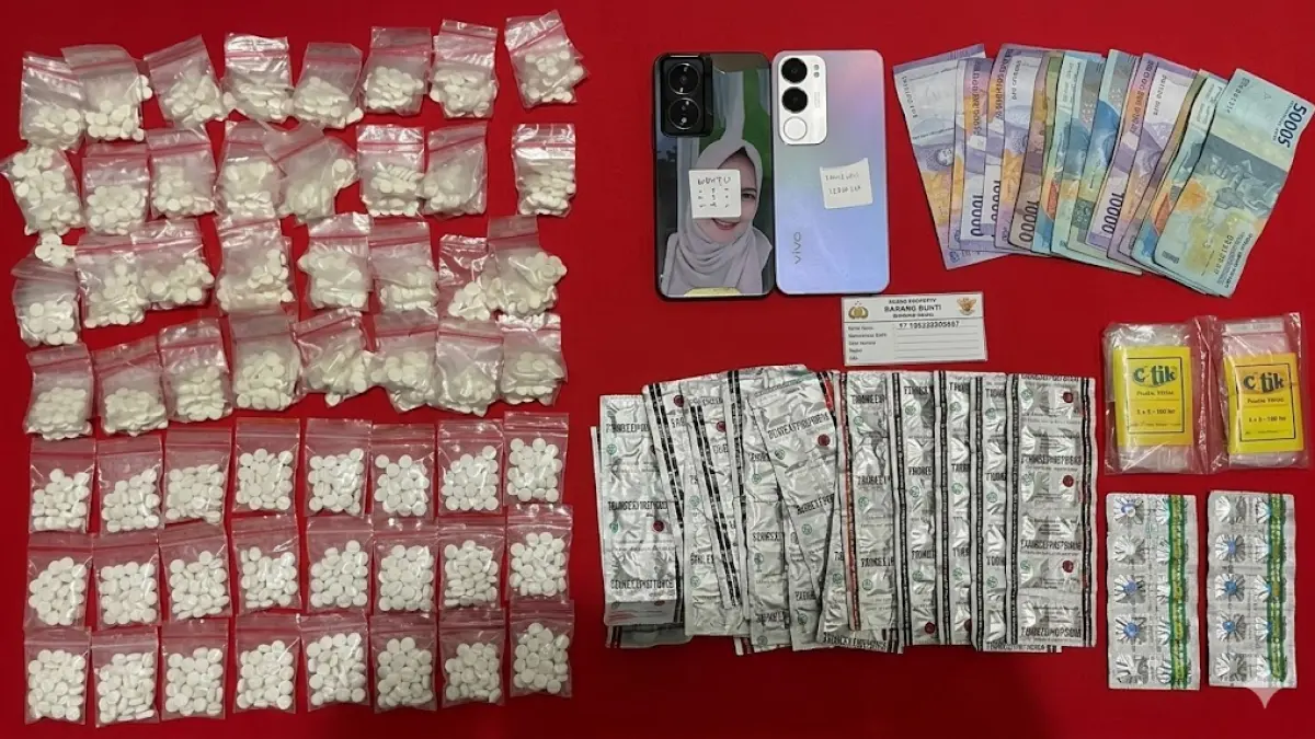BARANG BUKTI: Obat terlarang,hp, dan uang tunai yang berhasil diamankan dari empat pelaku di wilayah Brondong. (Gamal A/Radar Lamongan)