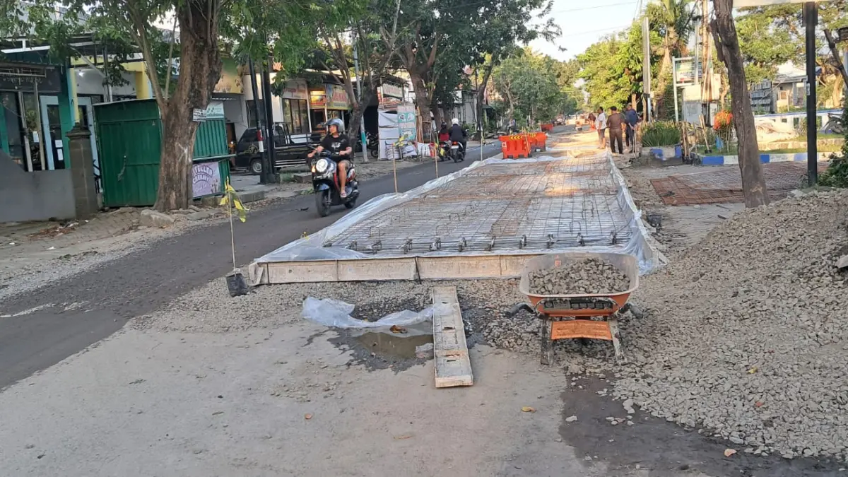 SEGERA DIPERBAIKI: Jalan Sumargo Lamongan dipoles agar jalanan di jantung Kota Soto ini semakin mulus.&nbsp; (Gamal A/Radar Lamongan) 