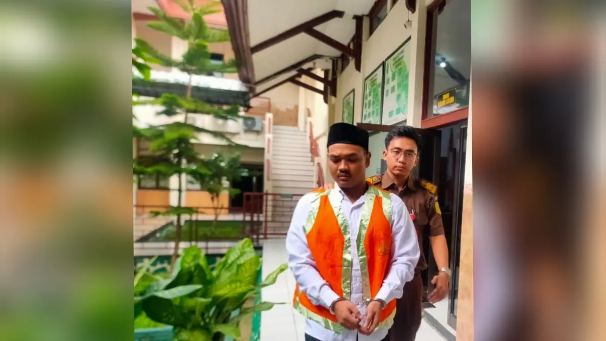TERANCAM 12 TAHUN PENJARA: Achmad Sujito di Pengadilan Negeri Lamongan. Dia disidang karena mengedarkan obat keras tanpa izin edar. (Istimewa/Radar Lamongan) 