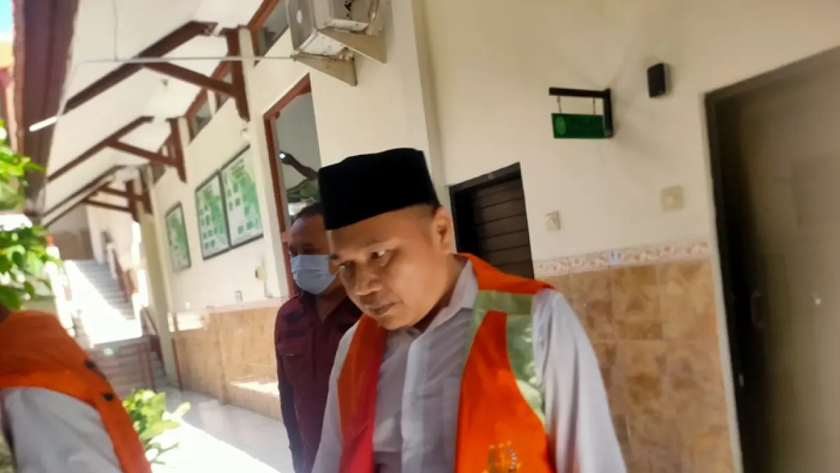 TERANCAM EMPAT TAHUN PENJARA: Kustiaji menjalani persidangan di Pengadilan Negeri Lamongan.&nbsp; (Istimewa/Radar Lamongan) 