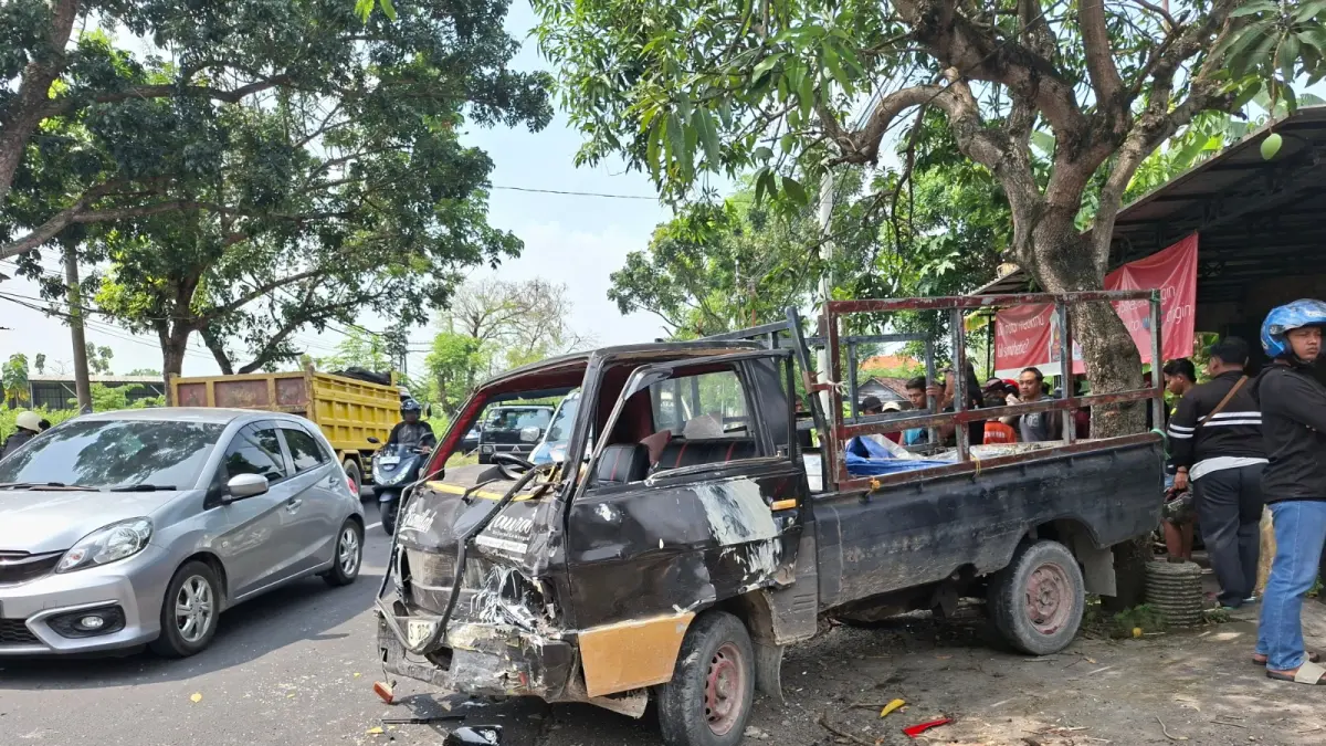 Kondisi pikap usai menabrak dua motor di Kecamatan Tikung. (ISTIMEWA/RADAR LAMONGAN)