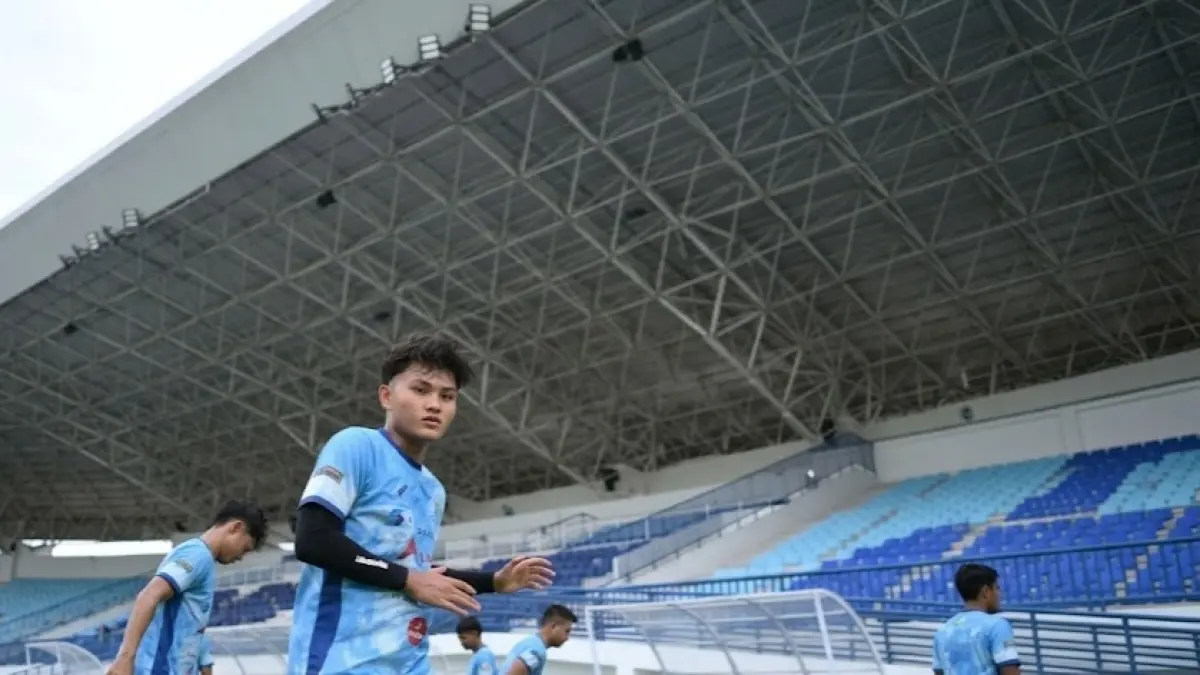 NIKMATI LIBURAN: M Sadewa, masih ingin berseragam Persela.&nbsp;(Instagram Persela FC) 
&nbsp;