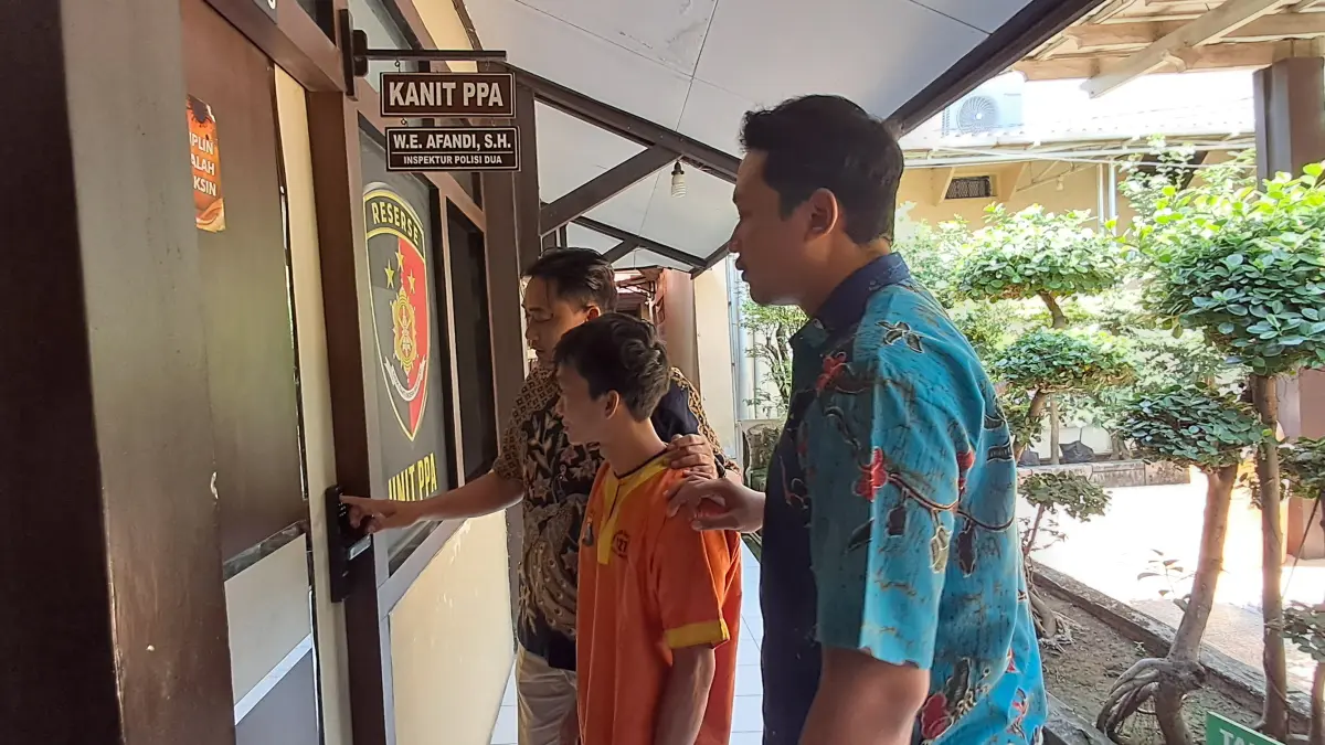 PELARIAN TIGA TAHUN BERAKHIR: Hendra Gunawan digiring petugas Polres Lamongan. Dia tertangkap setelah tiga tahun menjadi DPO kasus pencabulan terhadap anak di bawah umur.&nbsp;(Gamal A/Radar Lamongan) 