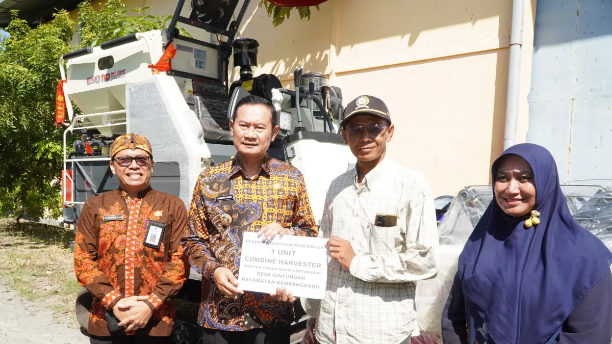 SIMBOLIS: Bupati Lamongan, Yuhronur Efendi, menyerahkan bantuan combine di Dinas Ketahanan Pangan dan Pertanian Lamongan. (Humas Kominfo/Radar Lamongan) 