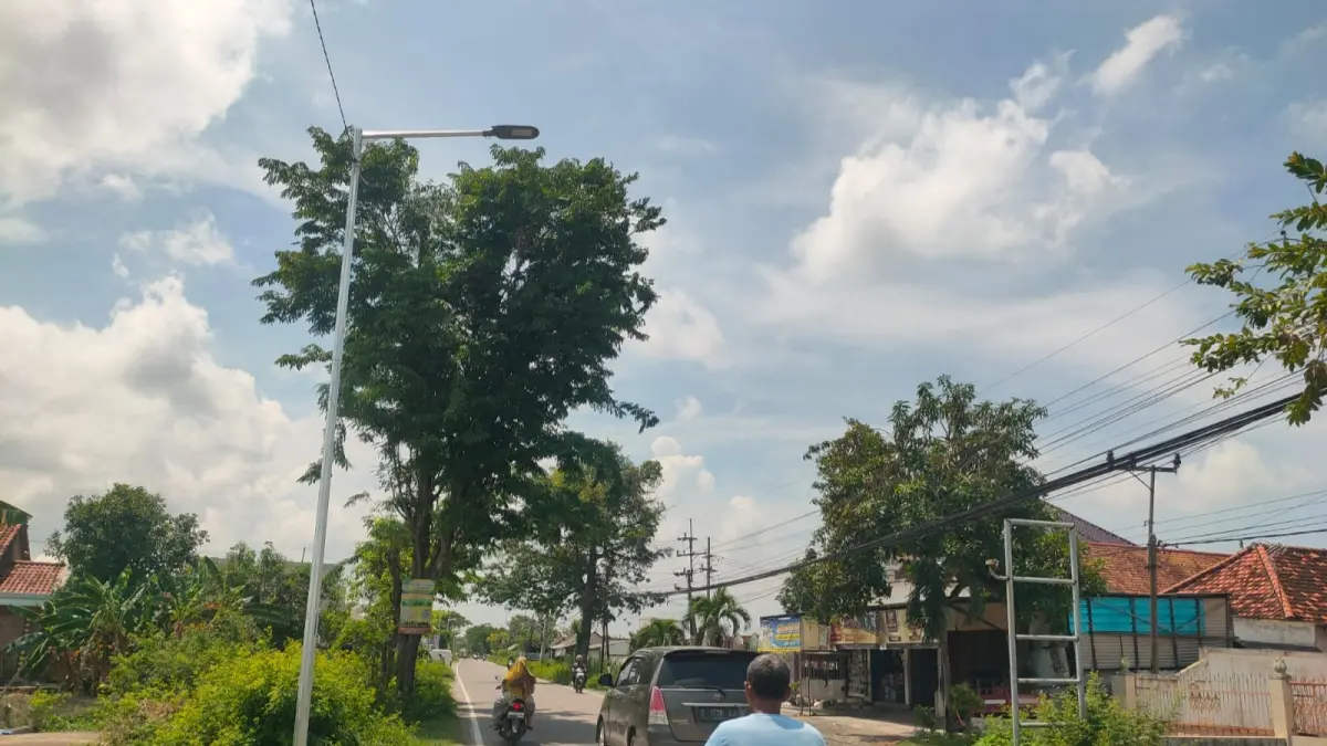 TERUS DIPANTAU: PJU yang ada di salah satu ruas jalan di Kabupaten Lamongan. Perawatan rutin dilakukan agar penerangan jalan bisa maksimal. (Rika Ratmawati/Radar Lamongan)