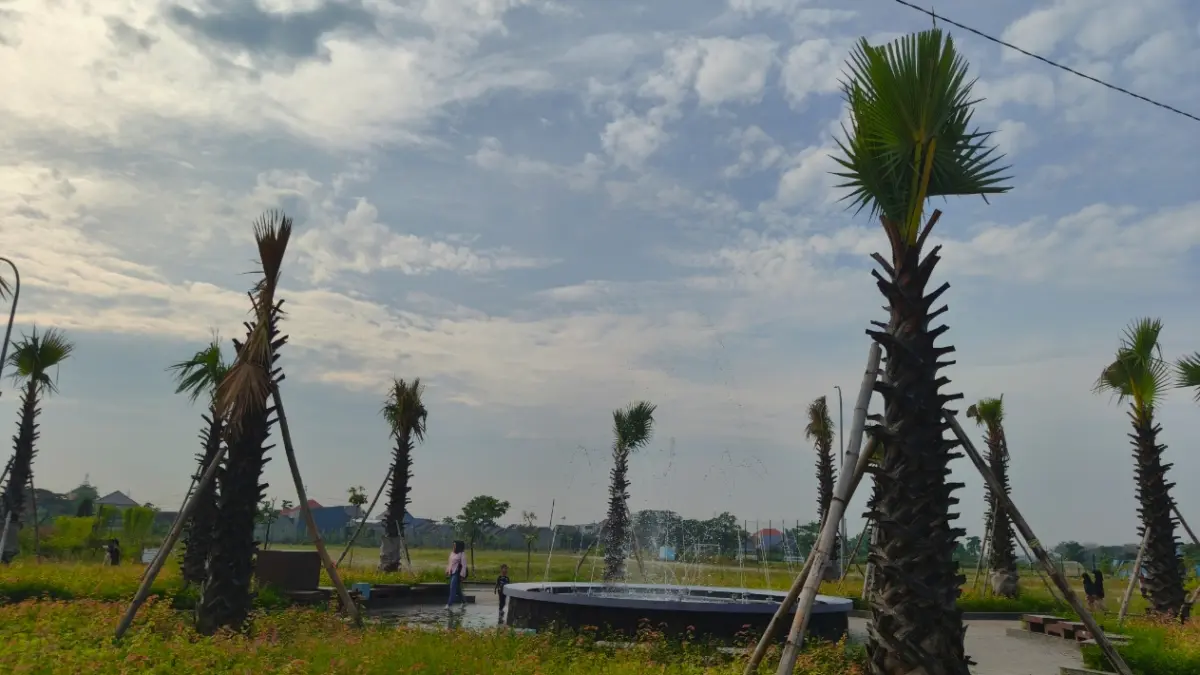 Masyarakat menikmati taman air mancur di Kagama. Tahun ini terdapat pembangunan saluran drainase di sisi tengah. (INDRA GUNAWAN/RADAR LAMONGAN)