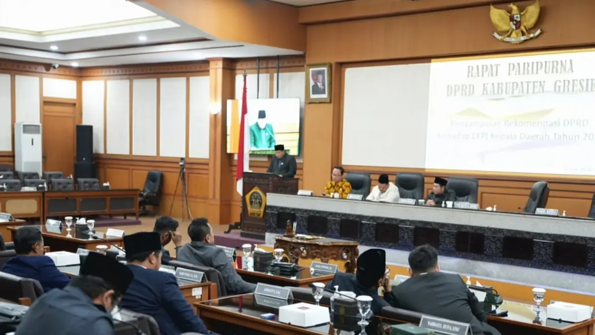 Penyampaian hasil evaluasi LKPJ 2025 oleh DPRD Gresik. (ISTIMEWA/RADAR LAMONGAN)