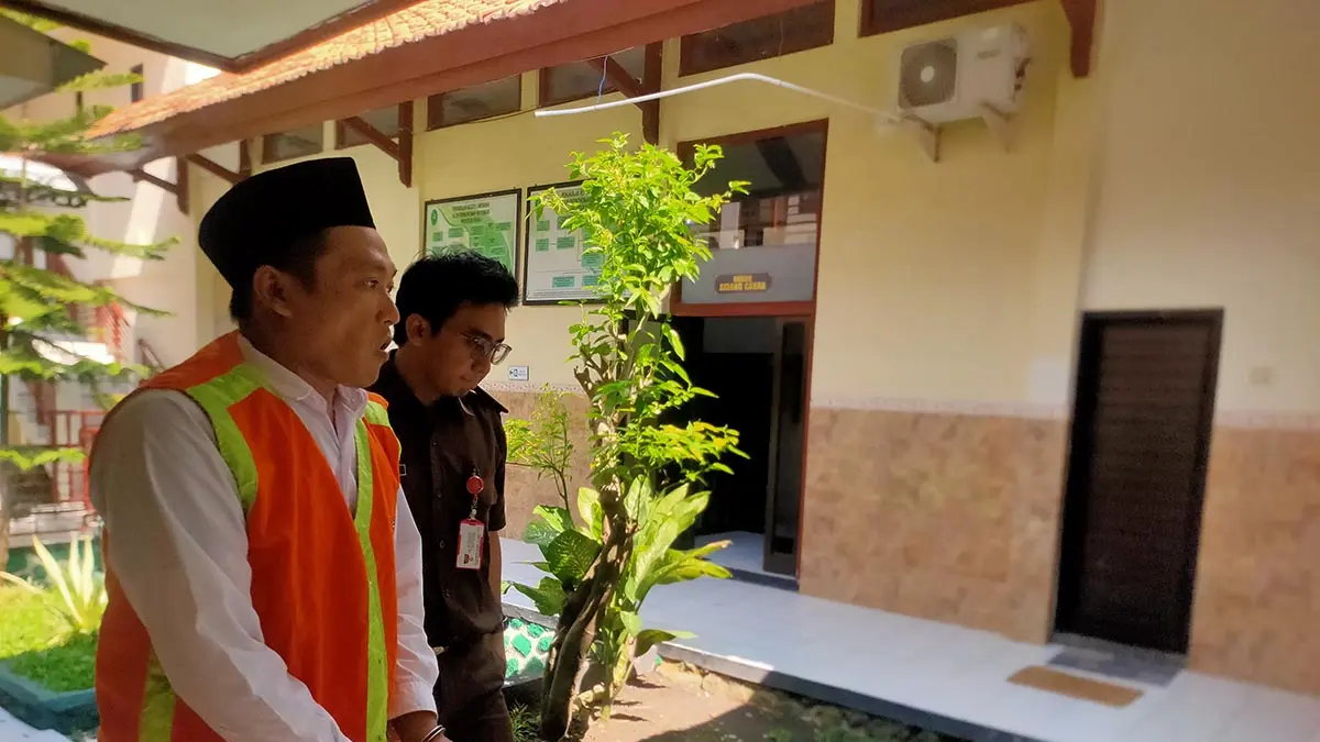 DIVONIS 10 BULAN:&nbsp; Iden Zudistian di Pengadilan Negeri Lamongan. Dia divonis sepuluh bulan karena dinilai terbukti bermain judi. (IST/RDR.LMG)