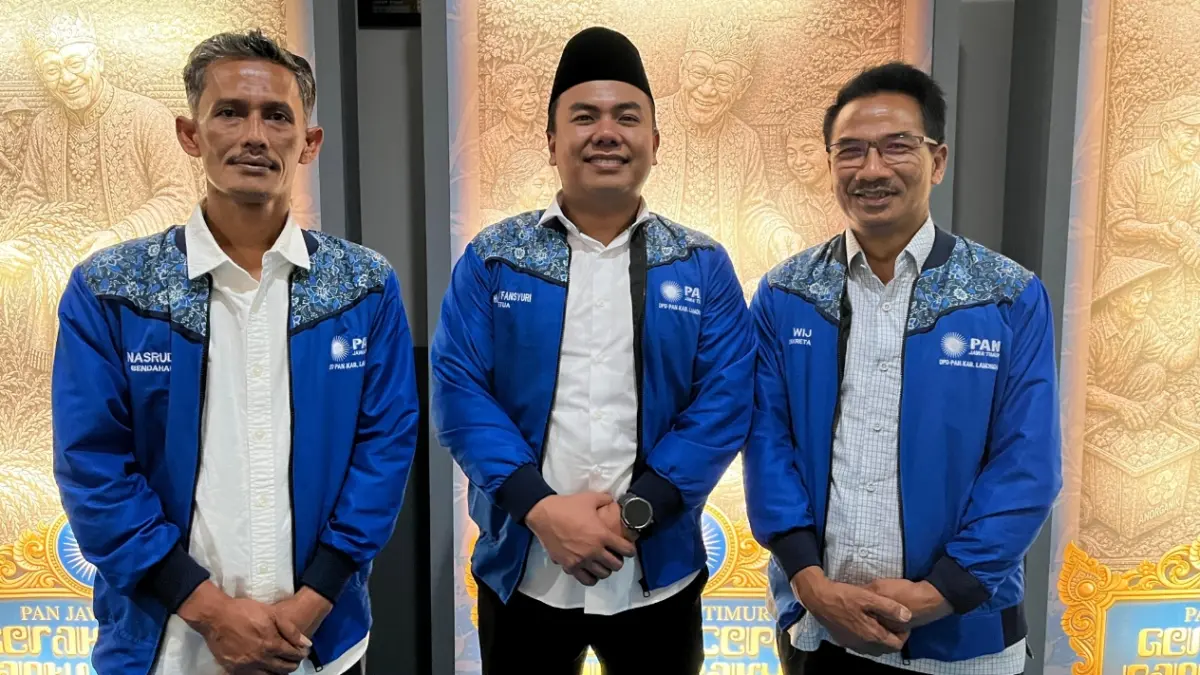 Hamzah Fansyuri, SH, MH, (tengah) resmi dilantik sebagai Ketua DPD PAN Lamongan bersama Nasrudin, ST, (kiri) sebagai bendahara dan Wiji, SE, (kanan) sebagai sekretaris. (ISTIMEWA/RADAR LAMONGAN)