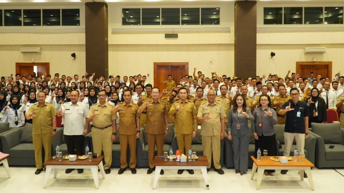 Bupati Yes beserta jajaran foto bersama dalam kegiatan program peningkatan manajemen aparatur desa. (DOK. HUMAS KOMINFO LAMONGAN/RADAR LAMONGAN)