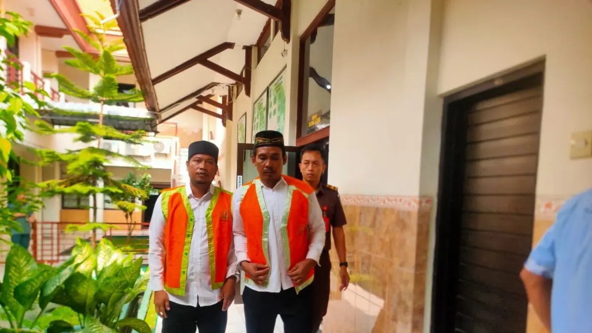 DITUNTUT SETAHUN ENAM BULAN: Wahyudi dan Majudi di Pengadilan Negeri Lamongan. Keduanya dituntut penjara karena terlibat curanmor. &nbsp;(ASIP ALAFI/RDR.LMG)
