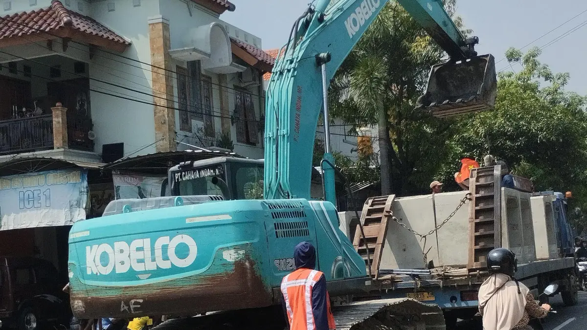 PERBAIKI SALURAN AIR KOTA: Box culvert untuk perbaikan drainase di Jalan Basuki Rahmat Lamongan. (RIKA RATMAWATI/RDR.LMG)