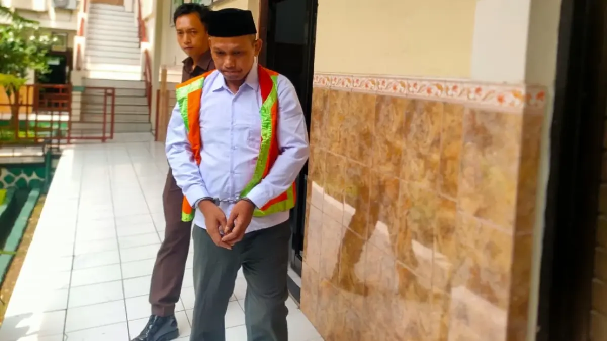 Residivis peredaran narkotika, Sutomo menjalani sidang di PN Lamongan. (ASIP ALAFI/RADAR LAMONGAN)